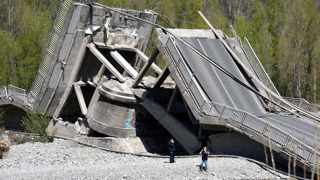 Il ponte crollato visto da vicino (foto Cuffaro)