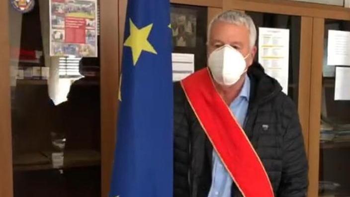 Benedetti sposta la bandiera Ue Il Pd: è ora di mandarlo a casa