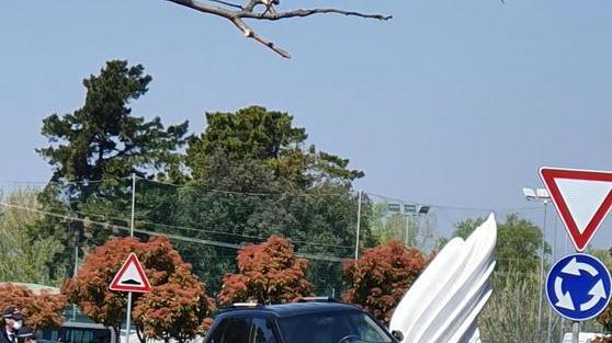 Va dritto alla rotatoria e si schianta col suv