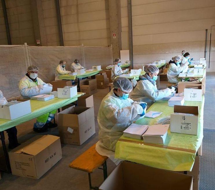 Tutti a imbustare i pacchetti di mascherine 