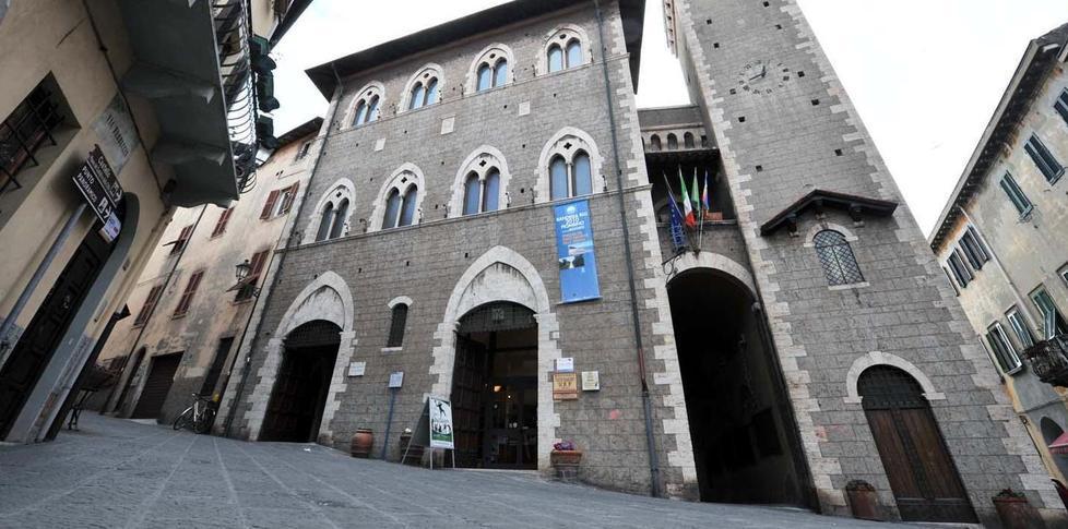 Aiuto al commercio Il Comune rinuncia a due mesi di affitto 