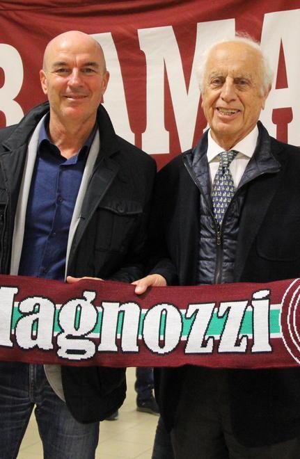 L’ex presidente Fernandez dona 100 bottiglie d’olio per le persone in difficoltà 