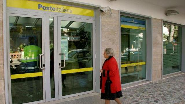 «Chiusi gli uffici postali minori così si affolla la sede di Rosignano»