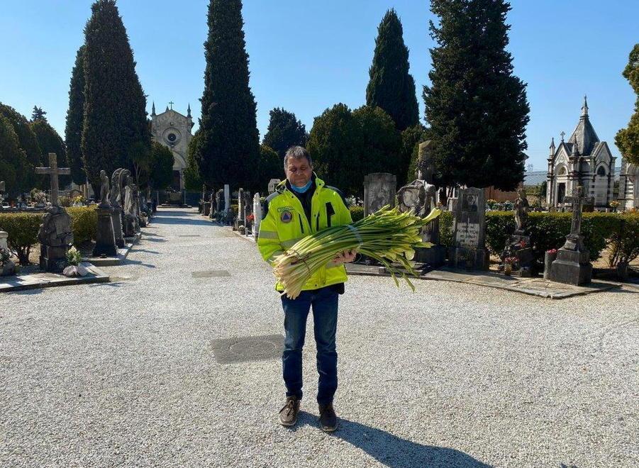 I fiori rimasti invenduti portati nei cimiteri che restano però chiusi