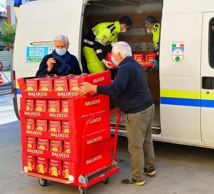 La Bocciofila dona colombe e panettoni a Coccinella e Plattis