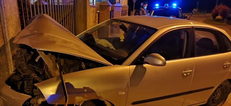 Sfugge al controllo e si schianta Nei guai un 19enne