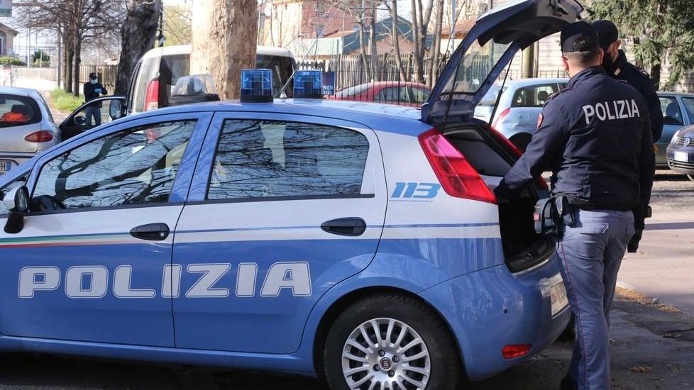 Beccati a lavare l’auto alla stazione di servizio Scattano due denunce
