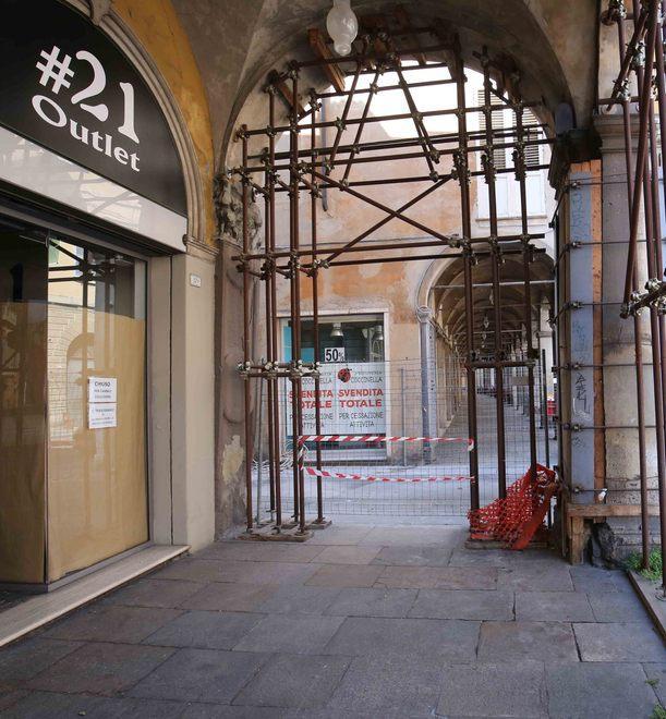 Transito interrotto per auto e pedoni 
