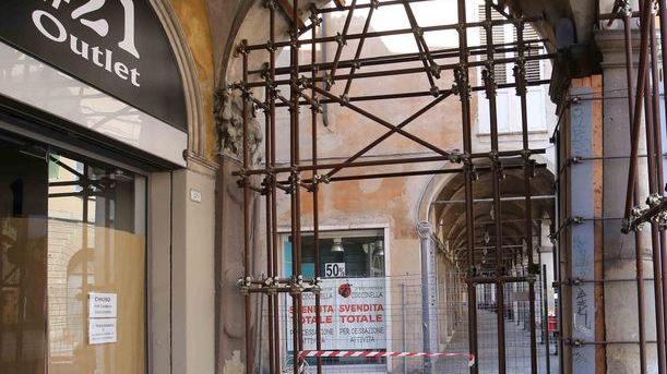 Transito interrotto per auto e pedoni