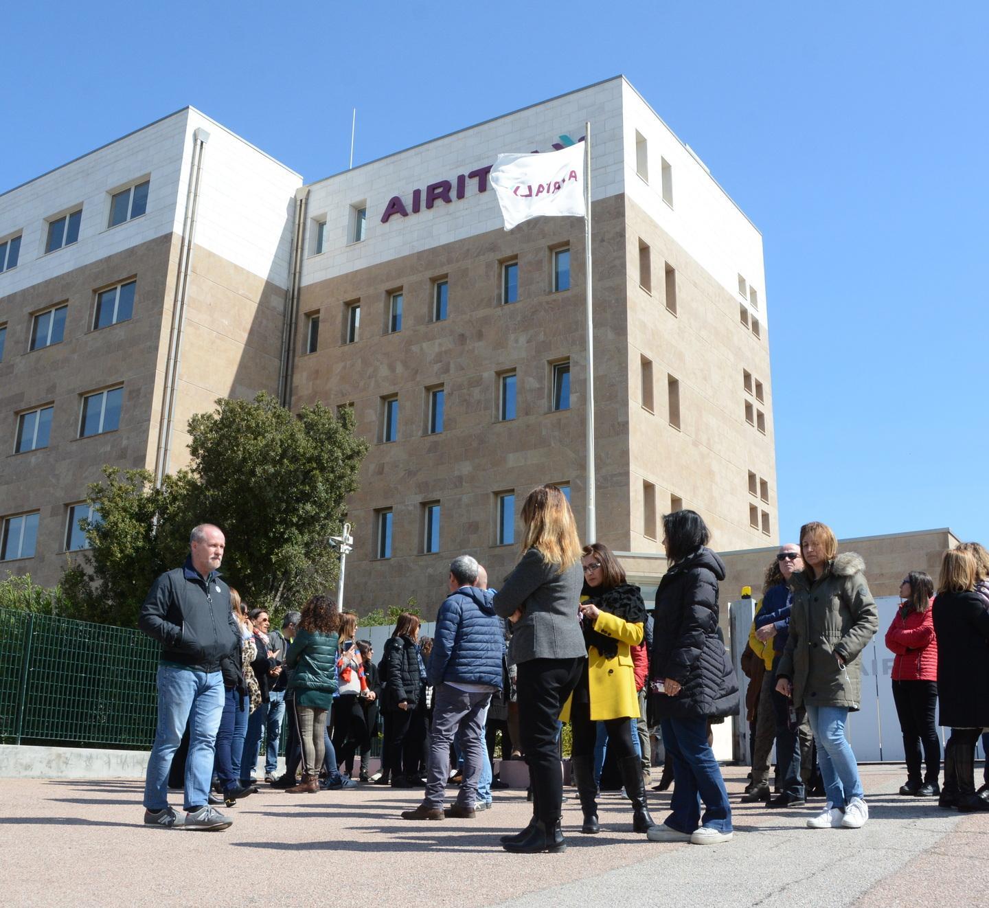 Il M5S: «Senza protezioni al call center Air Italy» 