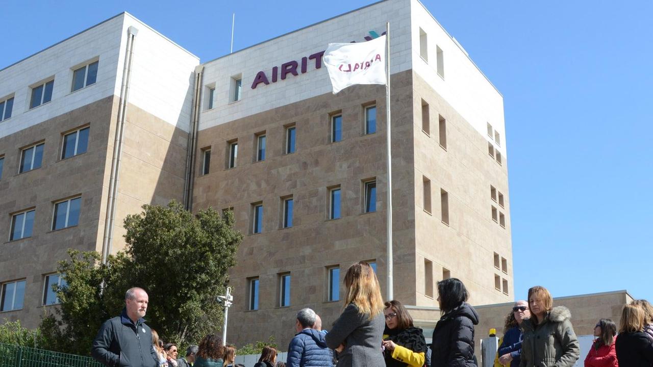 Il M5S: «Senza protezioni al call center Air Italy»