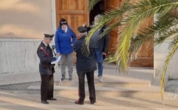 I fedeli seguono la messa fuori trovano i carabinieri 