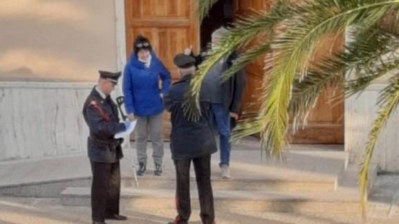 I fedeli seguono la messa fuori trovano i carabinieri 