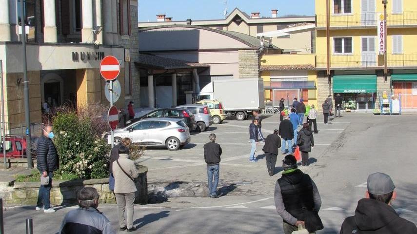 Serramazzoni. Quel serpentone lungo sessanta metri per fare la spesa