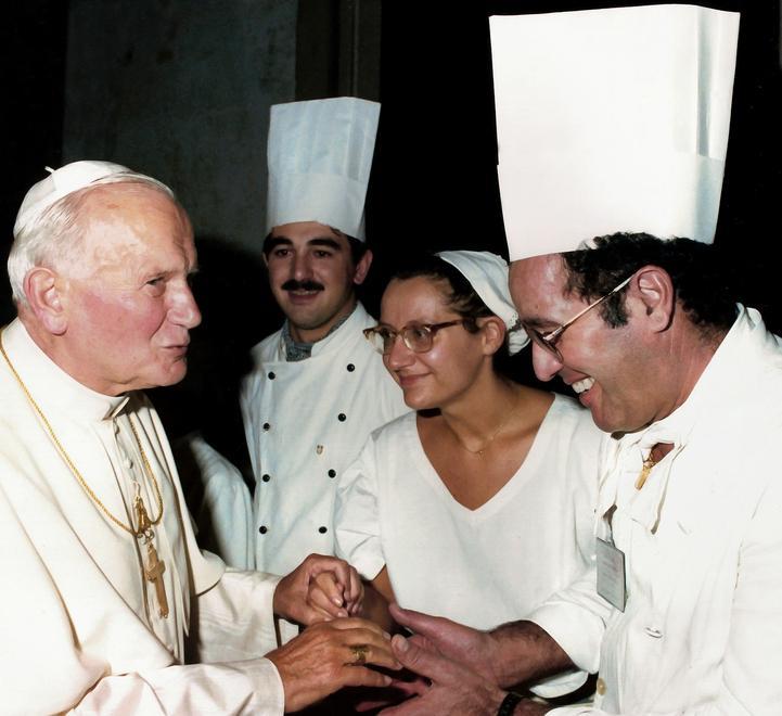 Lo chef Romanelli mentre stringe la mano a Papa Giovanni Paolo II a Ferrara nel 1990