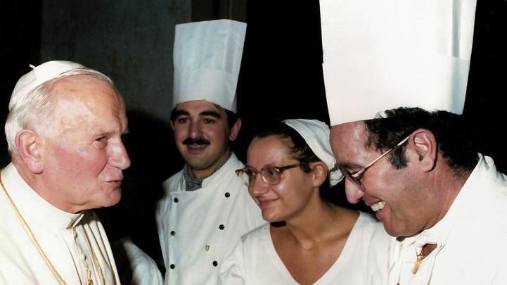 Lo chef Romanelli mentre stringe la mano a Papa Giovanni Paolo II a Ferrara nel 1990