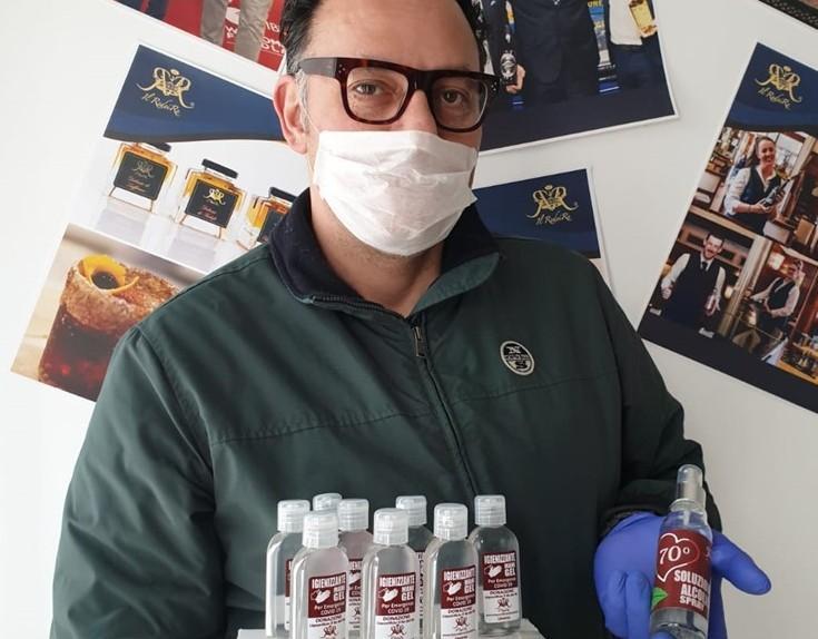 Dai liquori al gel anti Covid per beneficenza. Il “Re dei Re” converte la sua produzione 