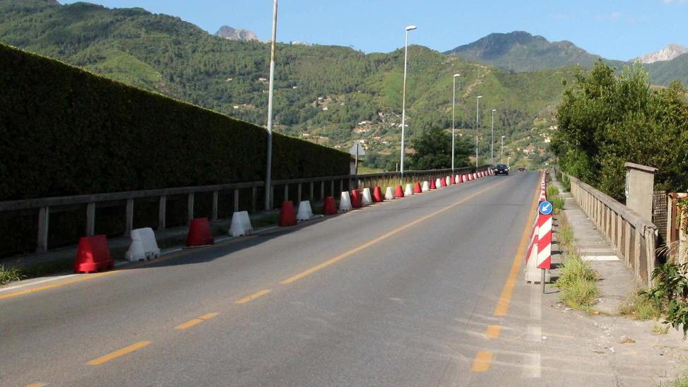 Sos di Seravezza alla Provincia: metta in sicurezza il cavalcavia di Querceta