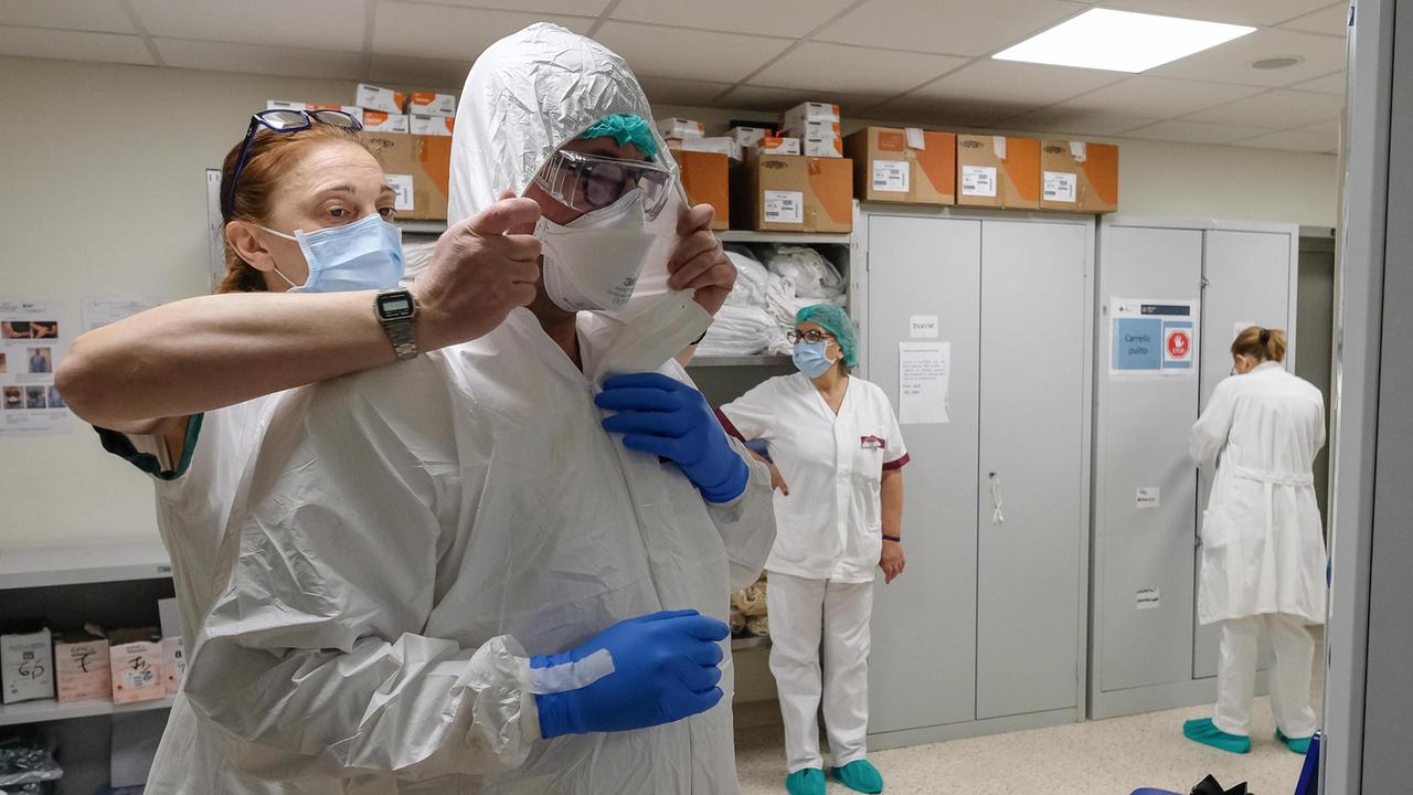 Operazioni di vestizione in un ospedale di Roma
