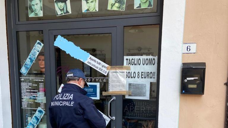 La polizia municipale ha notificato la chiusura per dieci giorni ad un parrucchiere pakistano