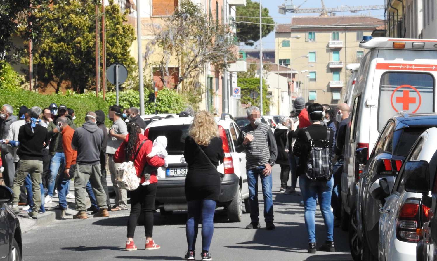 La consegna dei buoni spesa nella sede della Croce Rossa (foto Pabar)