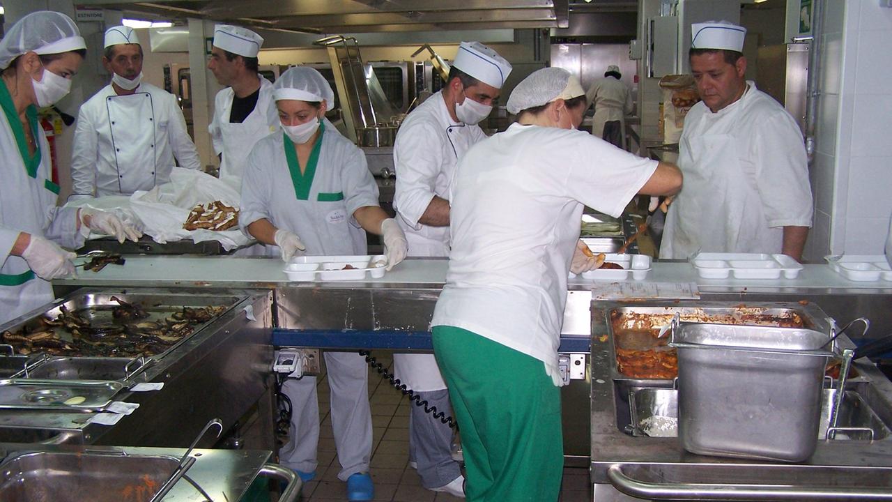 M5S all'attacco: "Senza stipendio i lavoratori che preparano i pasti per gli ospedali"