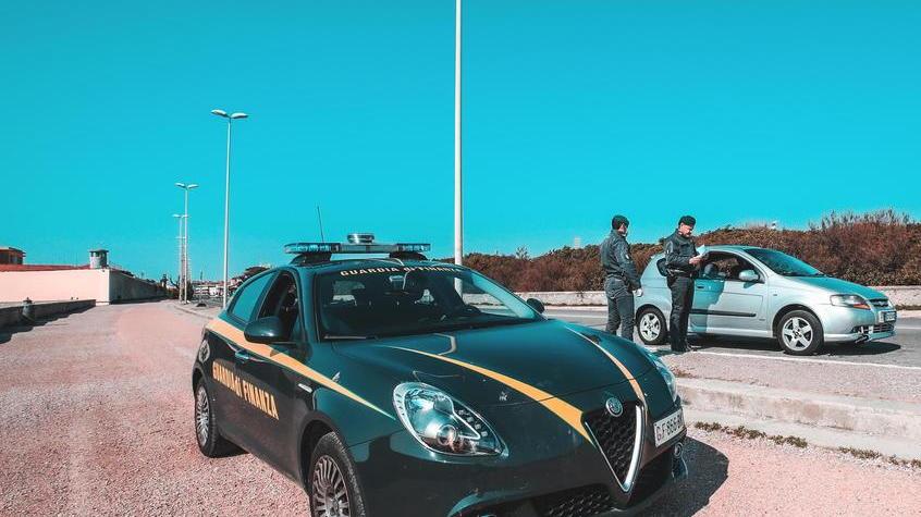 Raccoglievano arselle al Cinquale. Multati dalla Guardia di Finanza