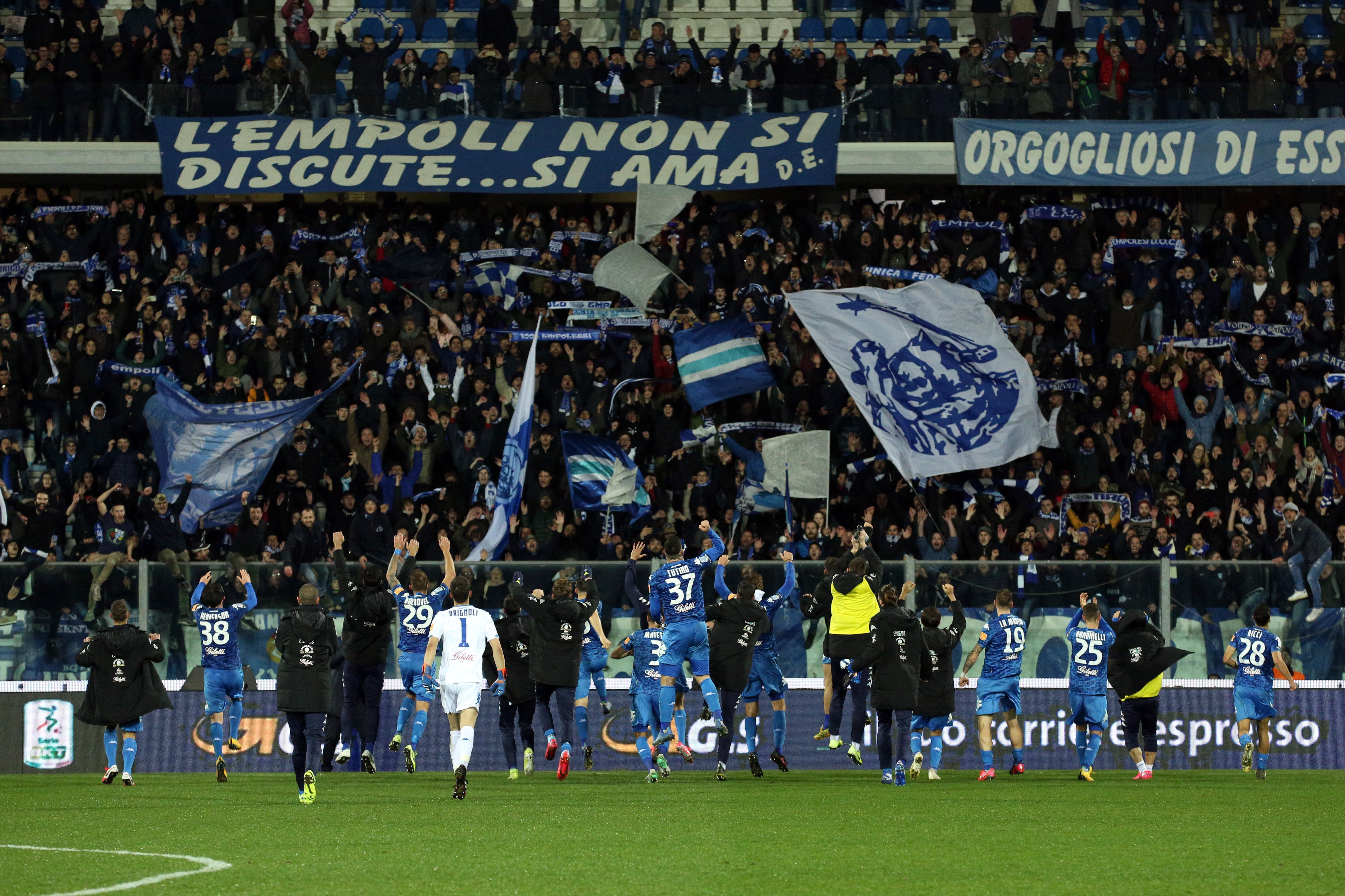 La festa degli azzurri insieme al popolo della Maratona alla fine del derby vinto al Castellani contro il Pisa: una delle ultime grandi gioie vissute, era il 16 febbraio, prima dello stop dei campionati (Foto agenzia Carlo Sestini)