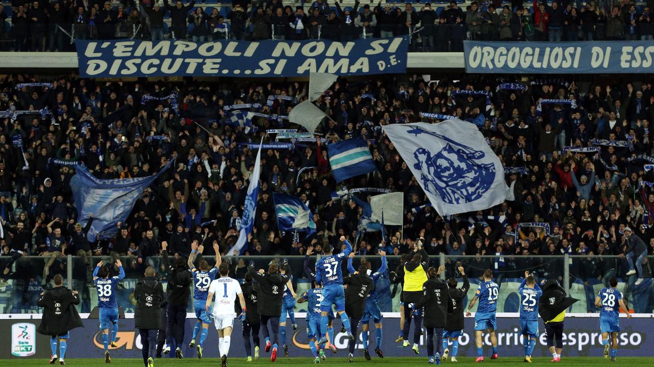 La festa degli azzurri insieme al popolo della Maratona alla fine del derby vinto al Castellani contro il Pisa: una delle ultime grandi gioie vissute, era il 16 febbraio, prima dello stop dei campionati (Foto agenzia Carlo Sestini)