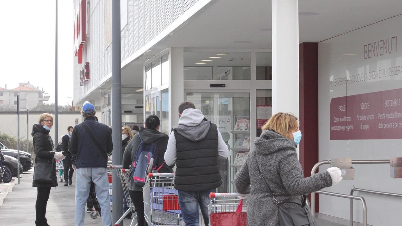 Mascherine nei supermercati Unicoop Firenze: via alla vendita