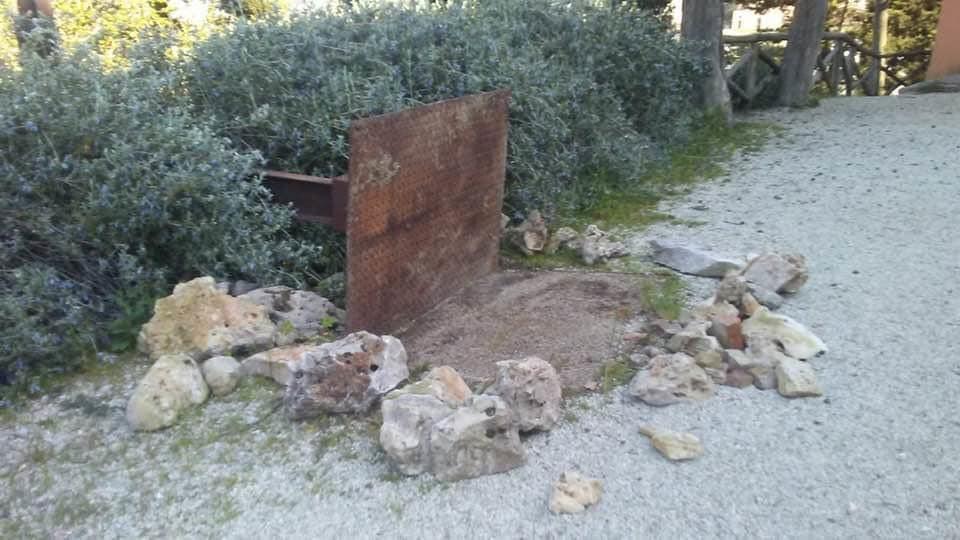 Divelta la grande croce davanti alla cappella mortuaria