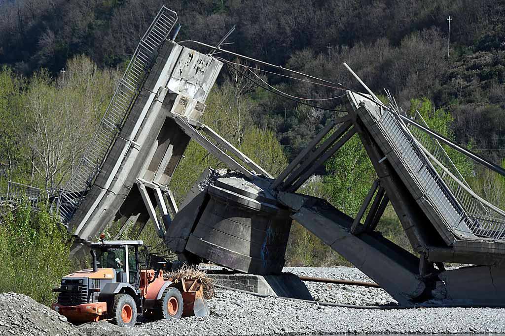 Albiano, il giorno dopo: primi lavori sul ponte crollato. Il sindaco chiede un commissario
