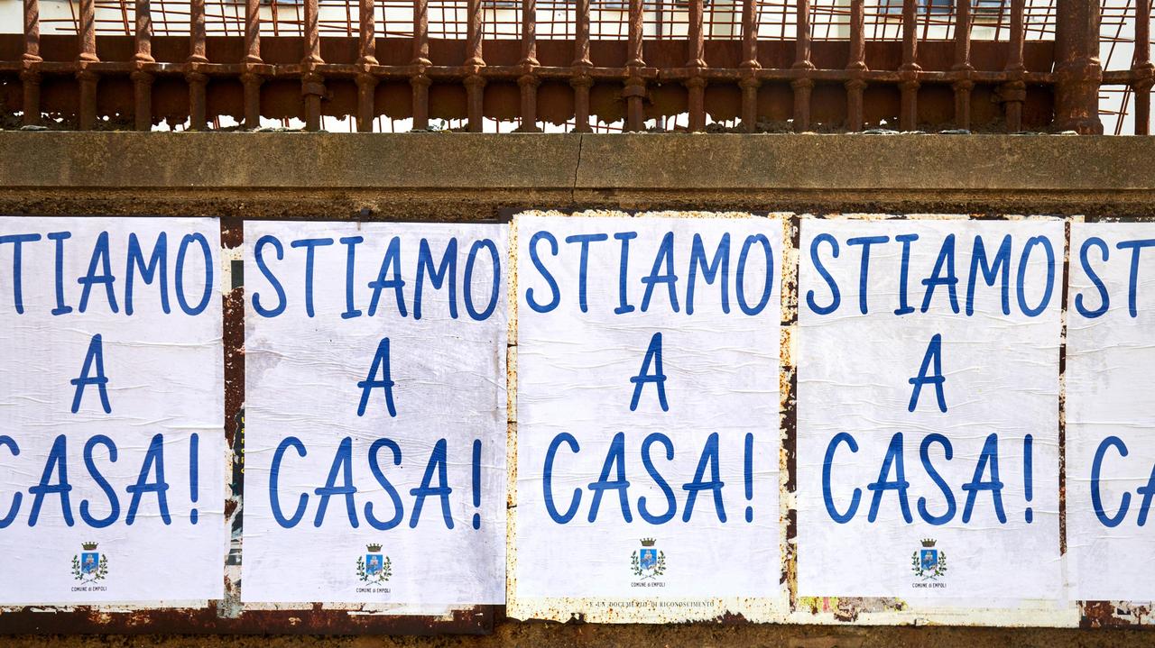 I manifesti "Stiamo a casa" infissi dall'amministrazione comunale di Empoli (foto Carlo Sestini)
