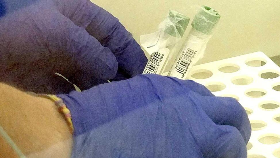 Un operatore al lavoro in un laboratorio dell’Azienda Usl Toscana Nord Ovest