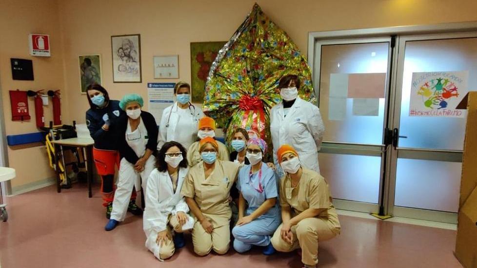 Una delle maxi uova di Pasqua donate all'ospedale