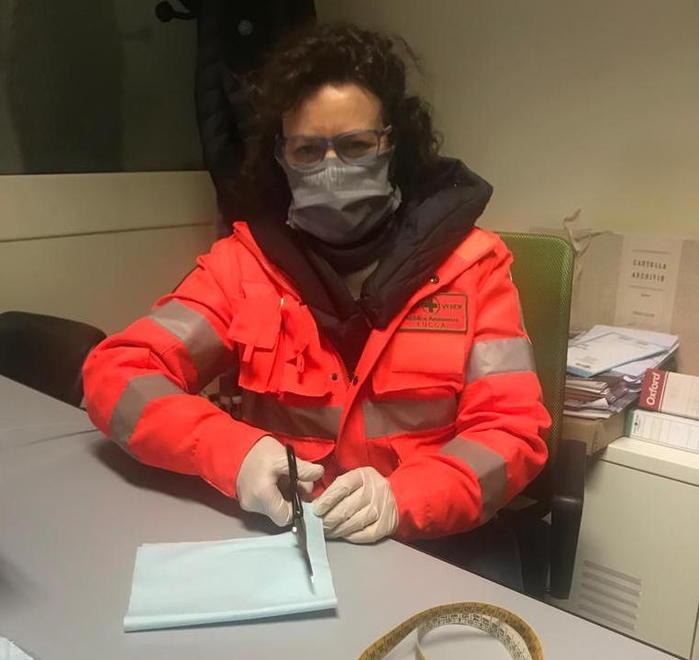 Dispositivi di protezione cuciti da quattro volontarie 