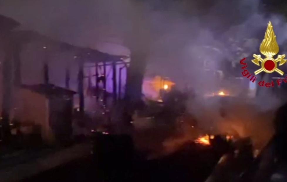 Uno scoppio e poi l’incendio notte di fuoco a Torre del Lago