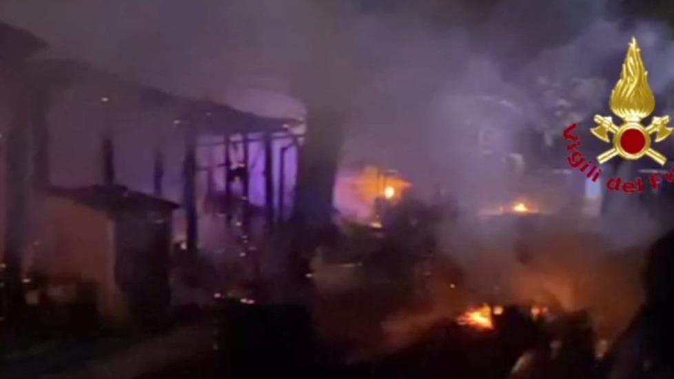 Uno scoppio e poi l’incendio notte di fuoco a Torre del Lago