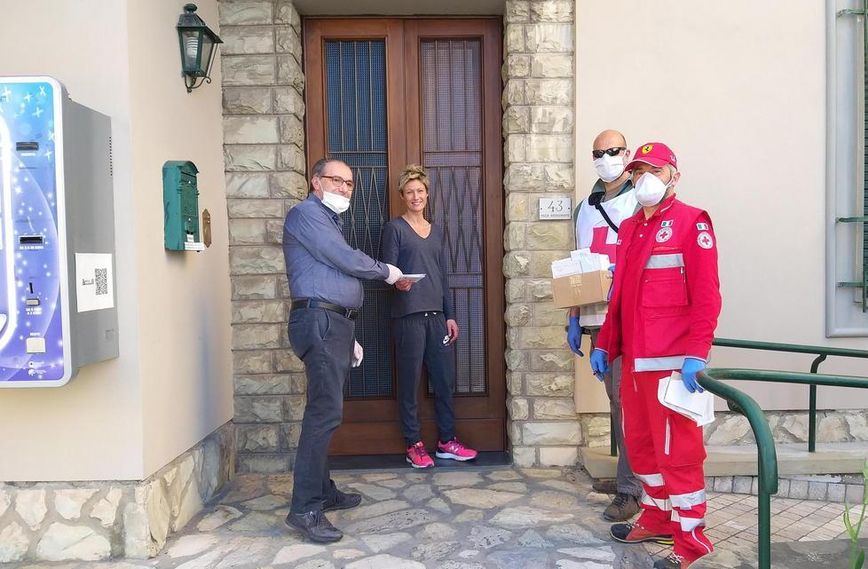Distribuzione avviata con il sindaco tra i volontari