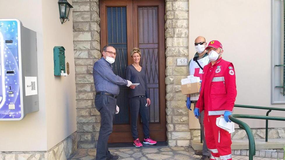 Distribuzione avviata con il sindaco tra i volontari