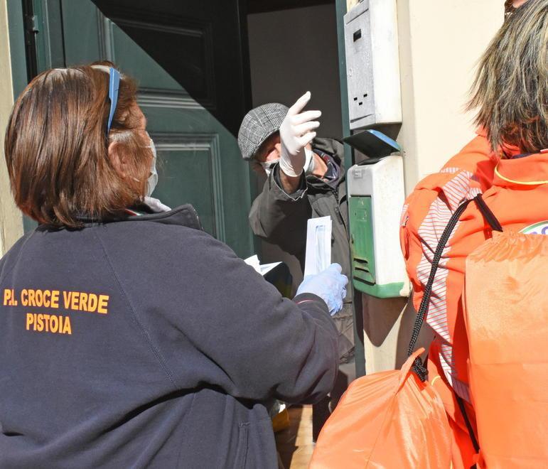 Iniziato il porta a porta per consegnare le 198.000 mascherine