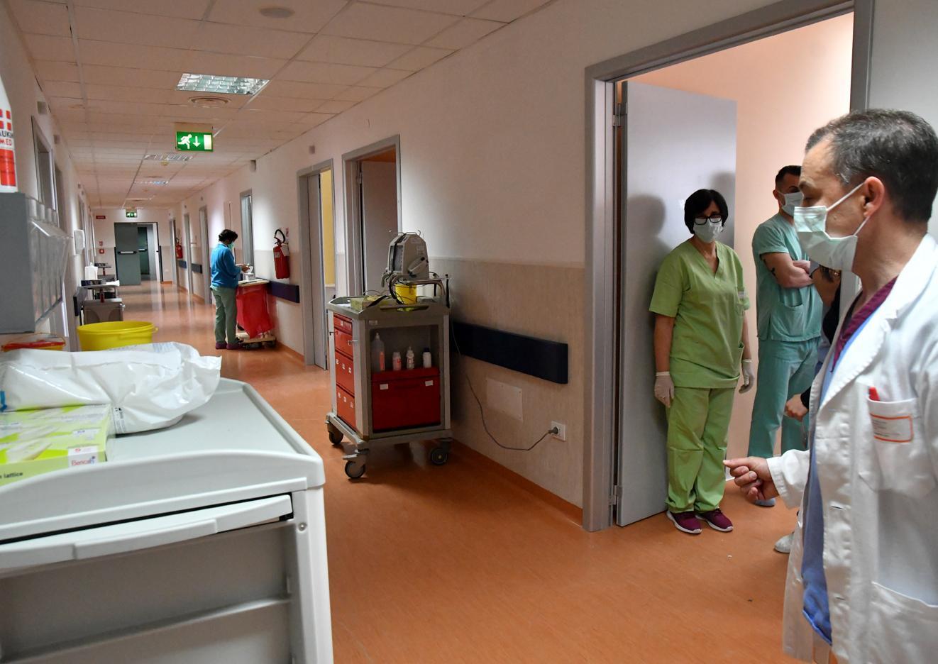 Tamponi a tappeto al San Martino, solo un medico è positivo