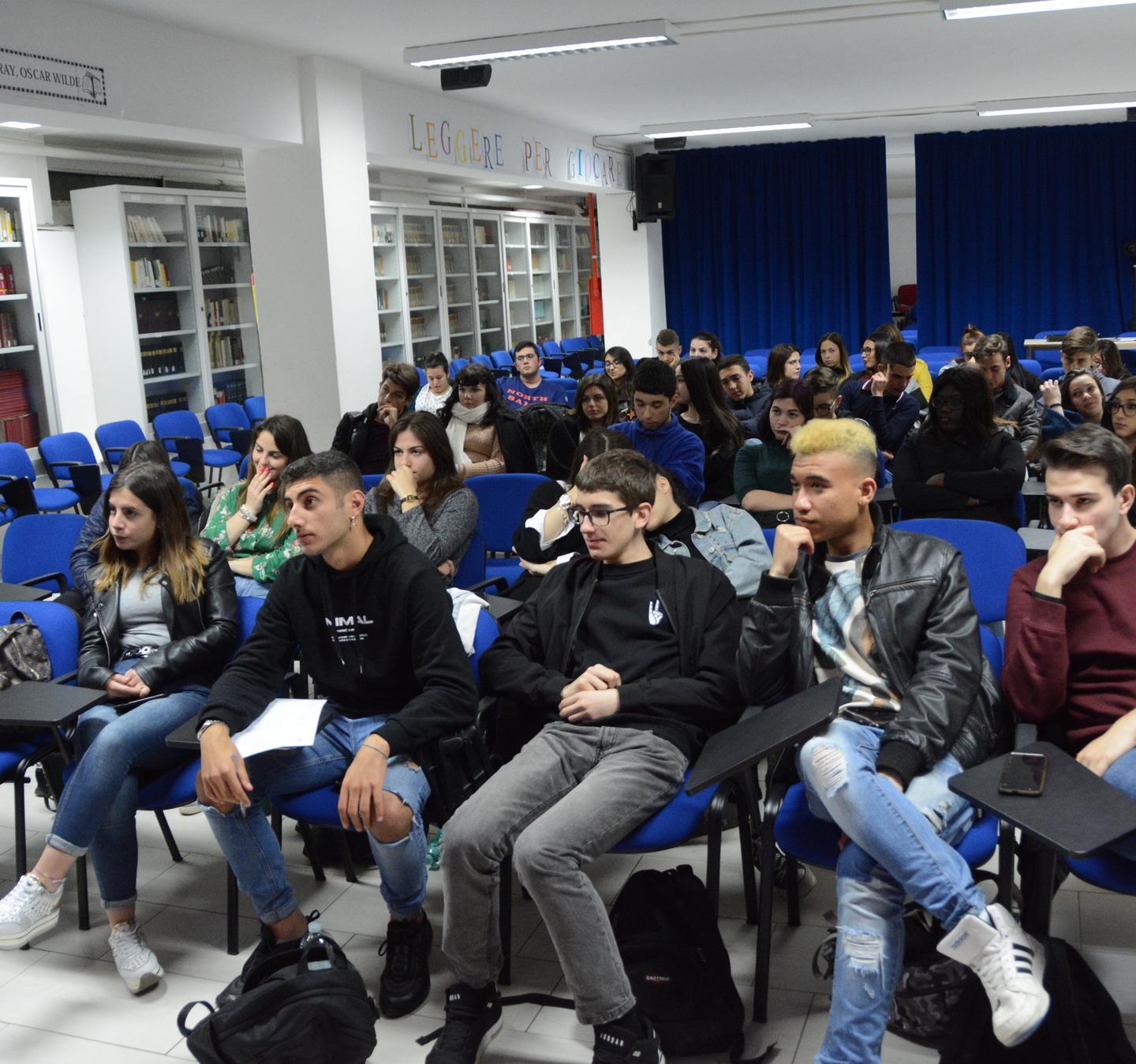 Arriva il messaggio del prof piango, ora so che mi manca 