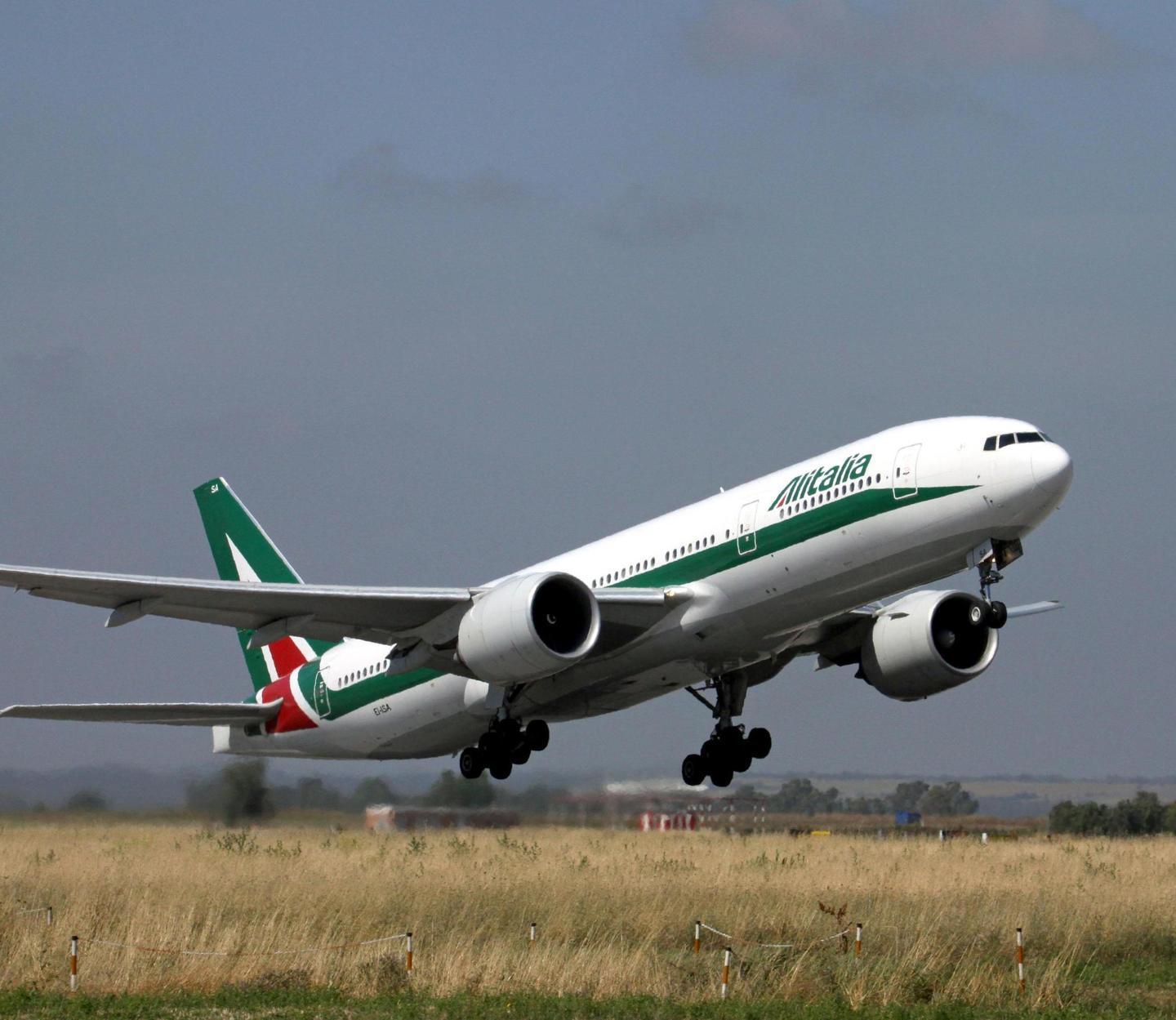 Alitalia, biglietti in vendita per la nuova continuità territoriale