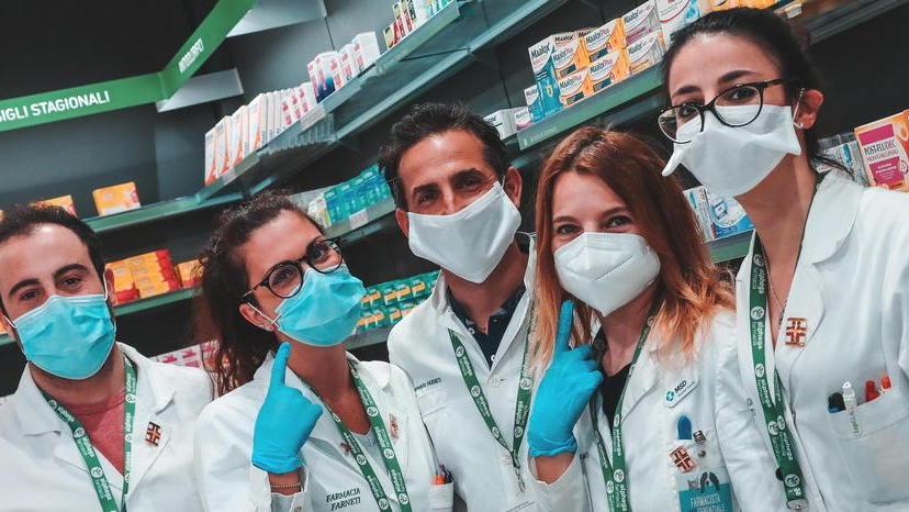 «Le mascherine chirurgiche non proteggono chi le indossa: fatele usare a chi sta con voi»