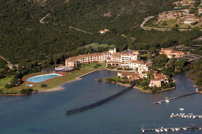 Albergatori del Sud Sardegna, drappi neri negli hotel chiusi 