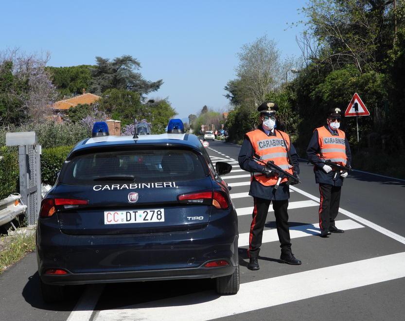 I carabinieri lungo l’Aurelia al bivio per Orbetello il 9 aprile (FOTO ENZO RUSSO)