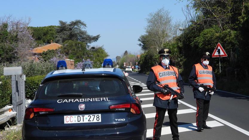 I carabinieri lungo l’Aurelia al bivio per Orbetello il 9 aprile (FOTO ENZO RUSSO)