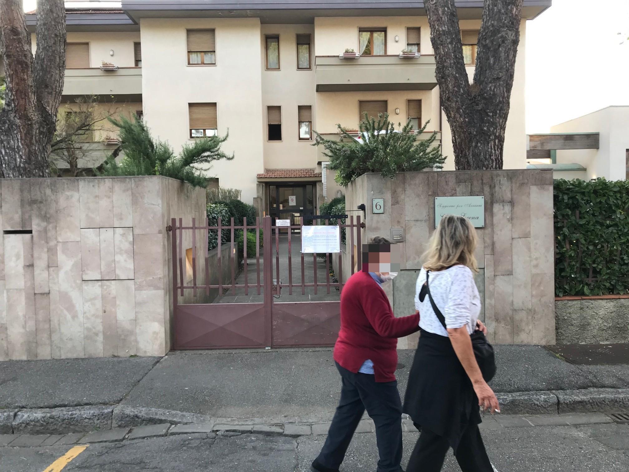 L'ingresso della casa di riposo Casa Serena di via Chiarugi a Mezzana (foto Batavia)