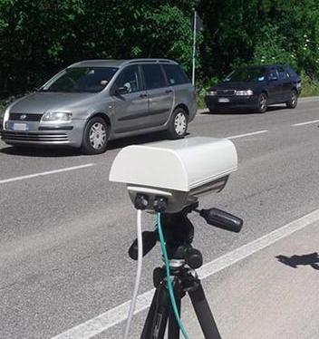 Riparte sgommando davanti alle strisce: multato dai vigili 